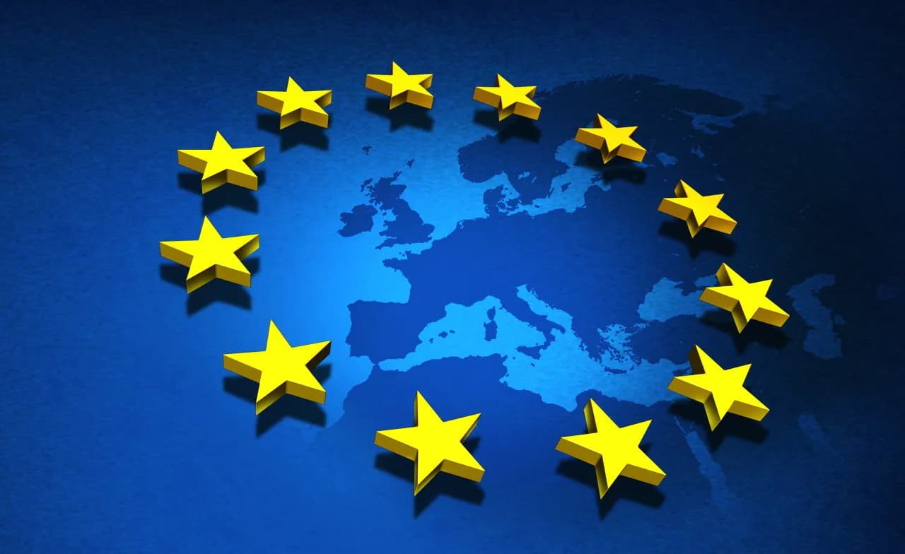 Stelele Uniunii Europene dispuse peste conturul continentului